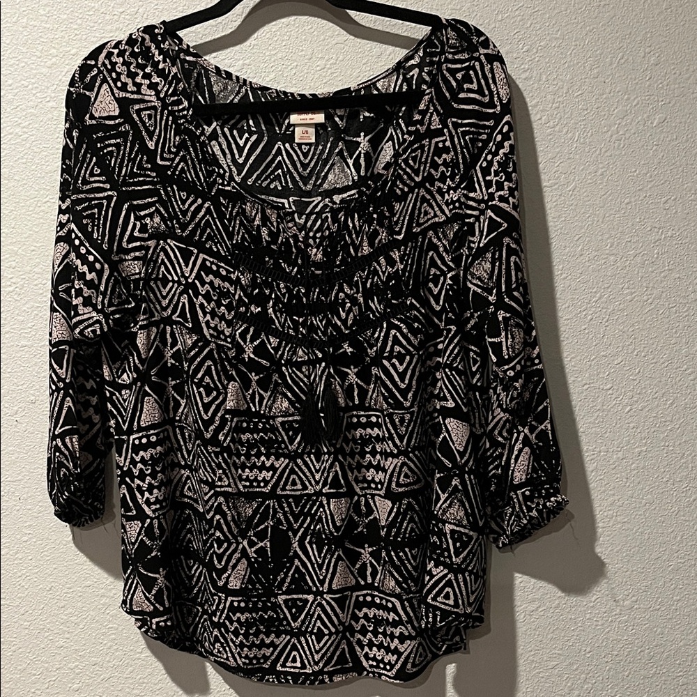 Boho Black & White peasant style Patterned Blouse 
100% Rayon 
SZ L